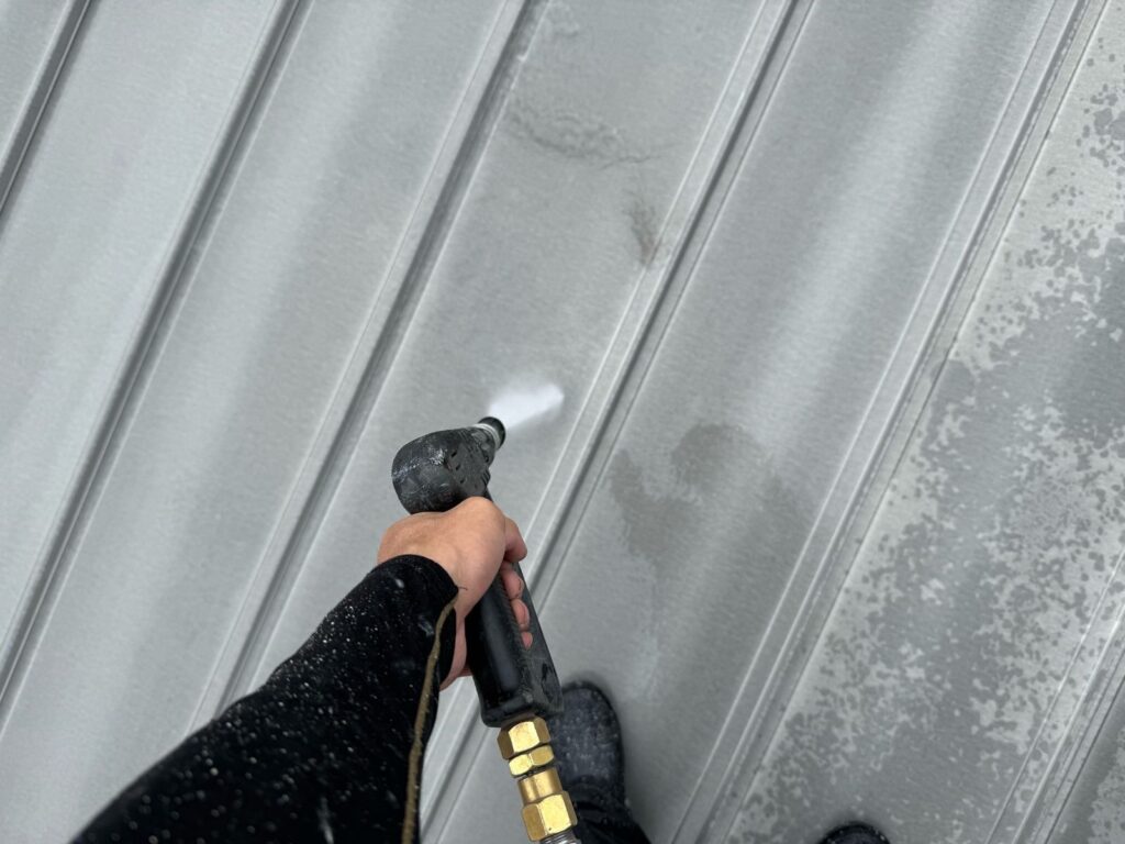 屋根　高圧洗浄手元