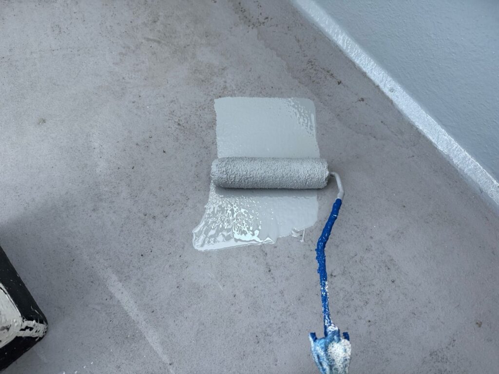 バルコニー　下塗り手元