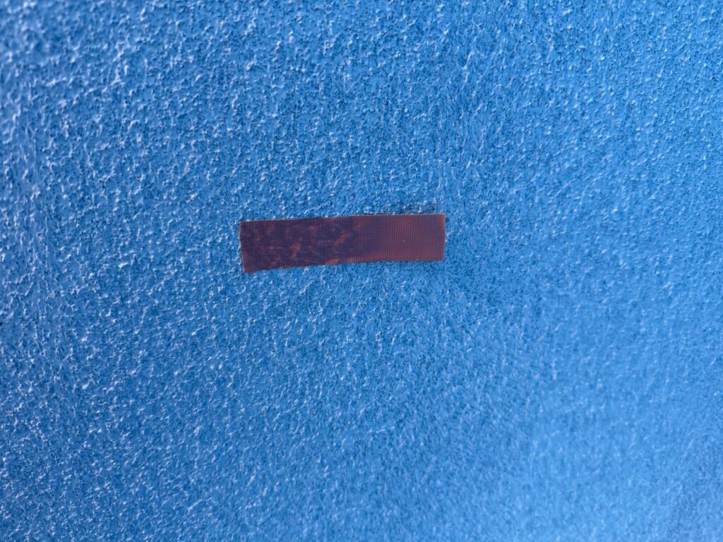 パッチテスト　剥離テープ貼り