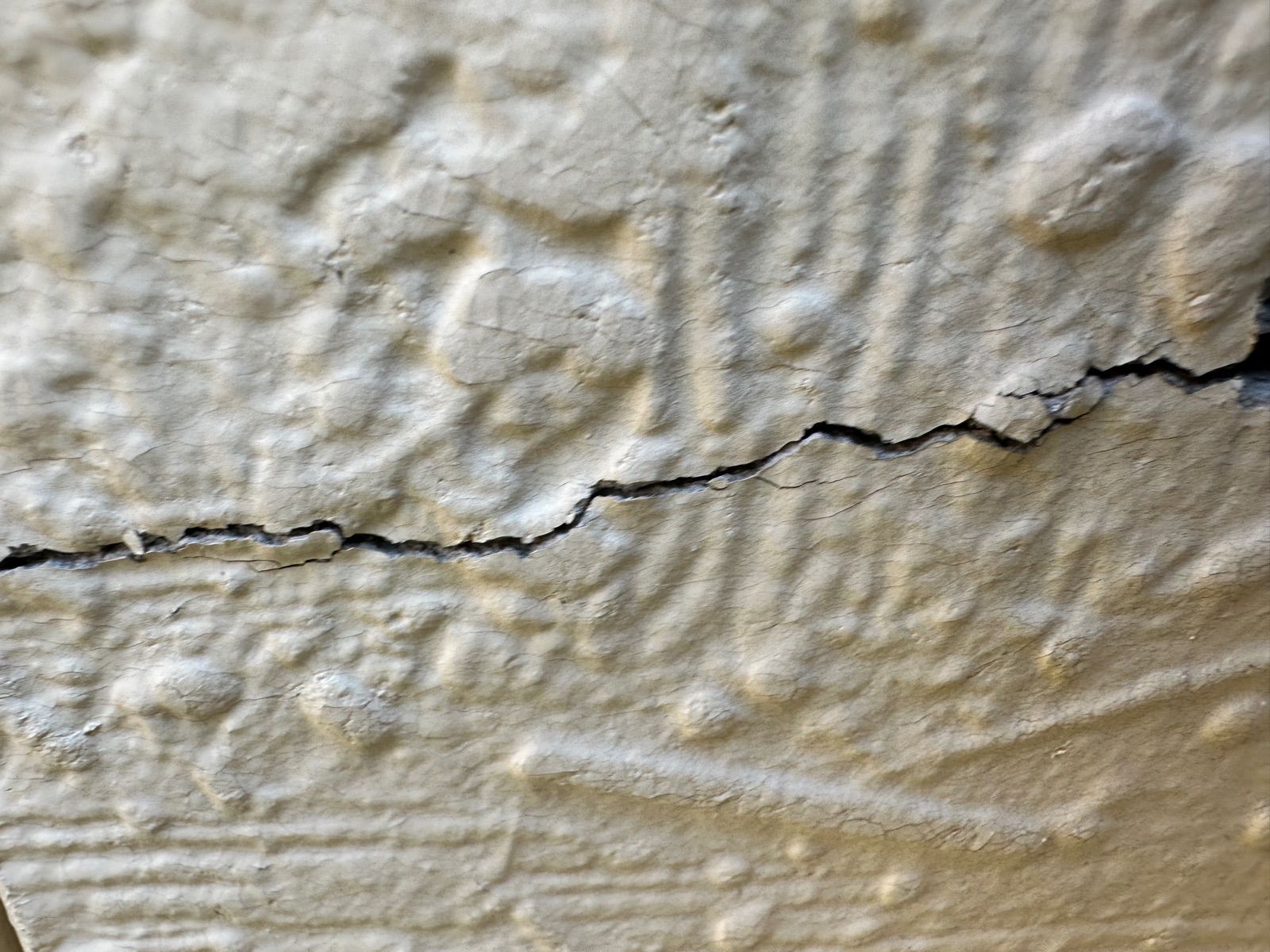 外壁のひび割れ