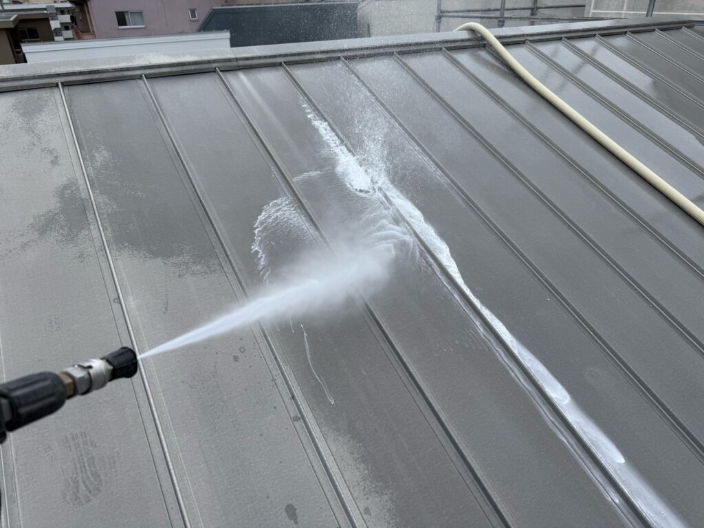 屋根 洗浄液塗布
