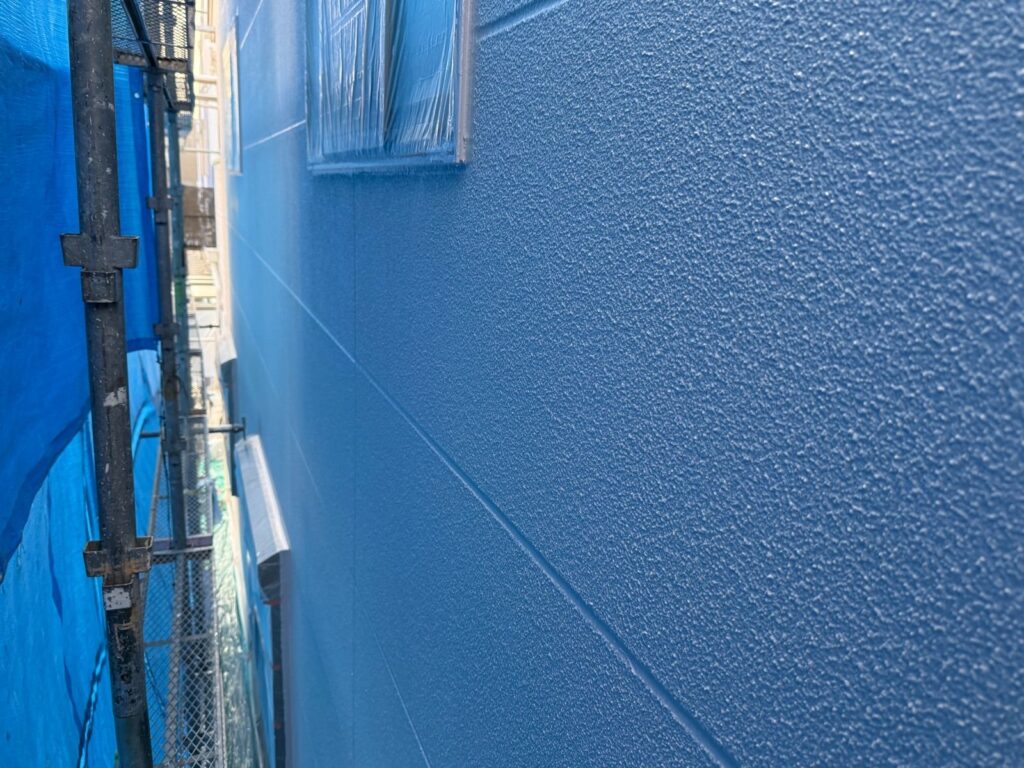 外壁 上塗り途中