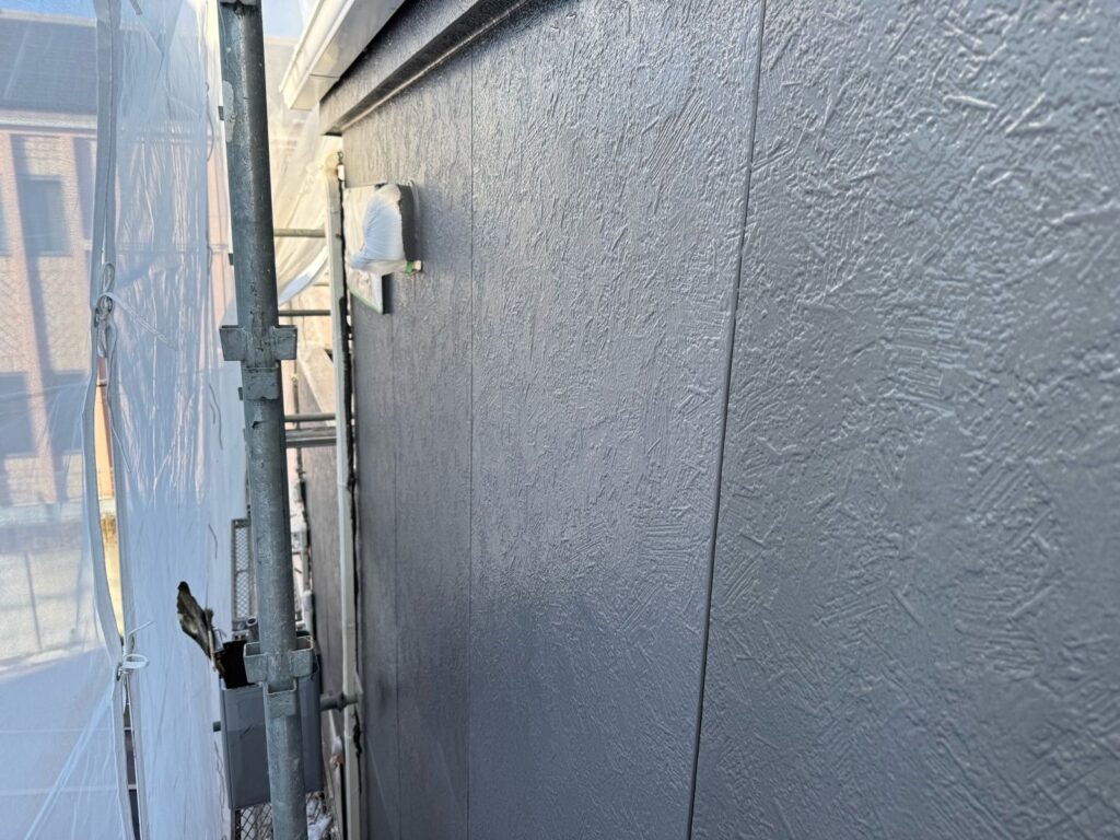 外壁　上塗り途中