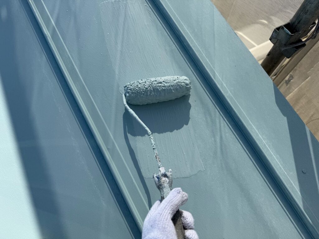 屋根 上塗り手元