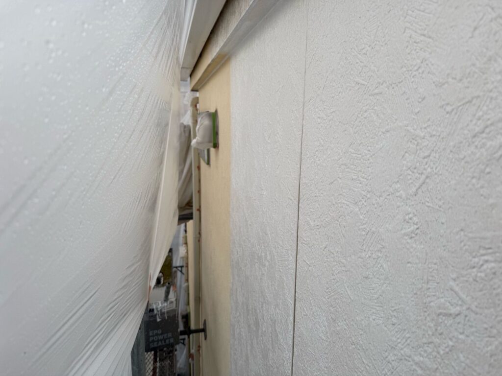 外壁　下塗り途中