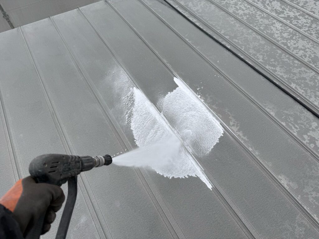 屋根 バイオ洗浄液塗布