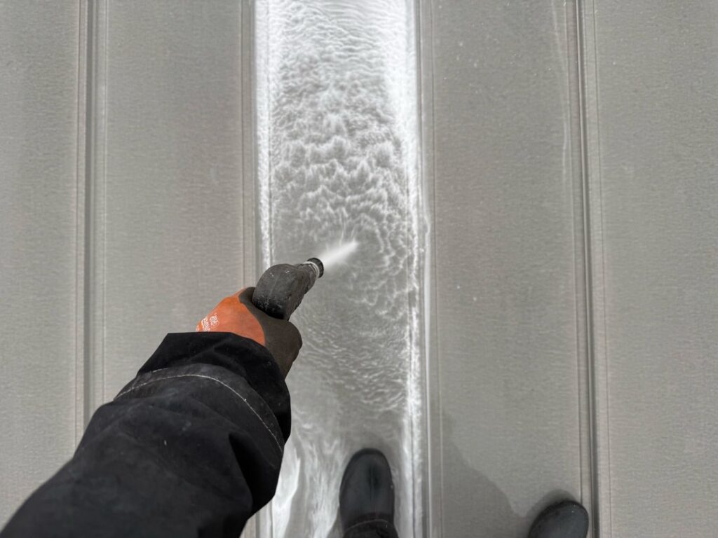 屋根 高圧洗浄手元