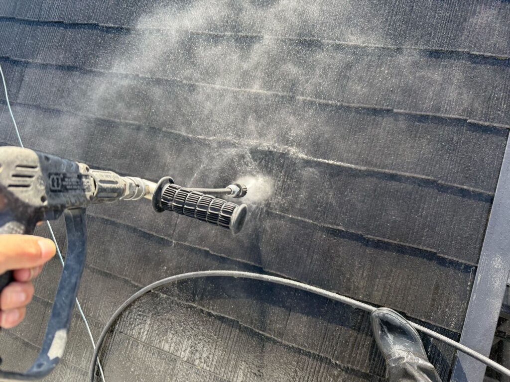 屋根　高圧洗浄手元