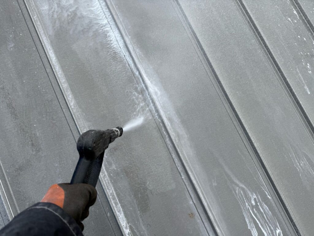 屋根 高圧洗浄手元