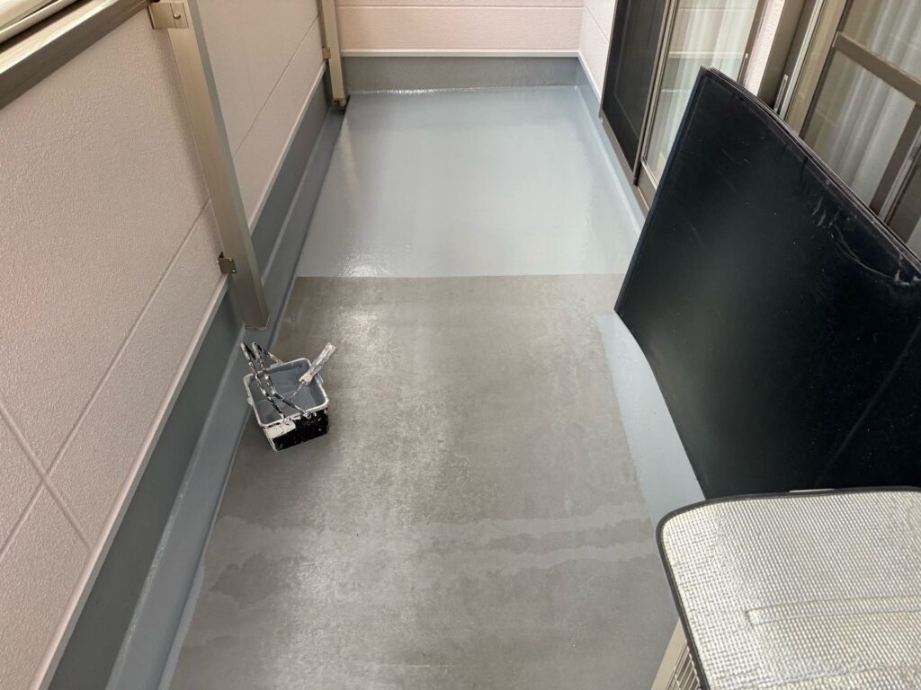 バルコニー 下塗り途中