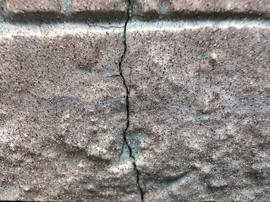 外壁のひび割れ
