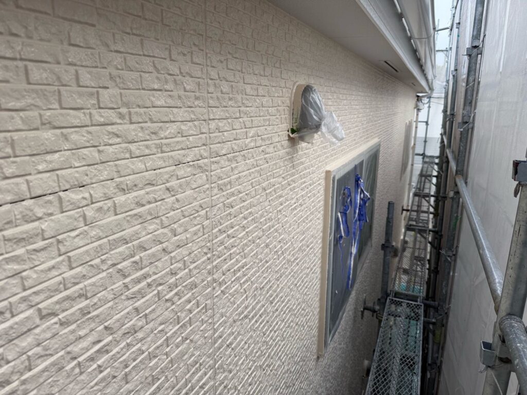 外壁　上塗り途中