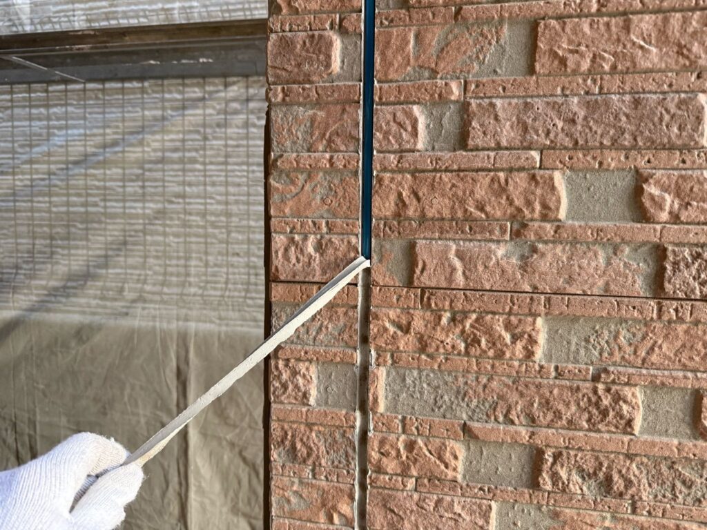 外壁 シール撤去途中