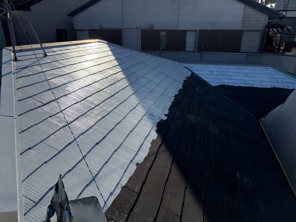 屋根 下塗り途中