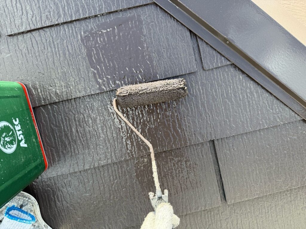 屋根　上塗り手元