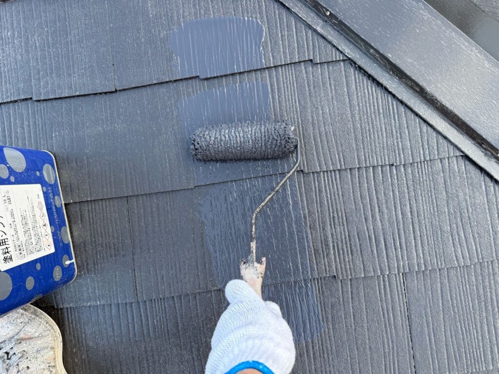 屋根 上塗り手元