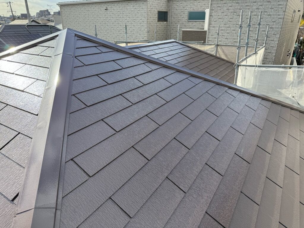 屋根　上塗り途中