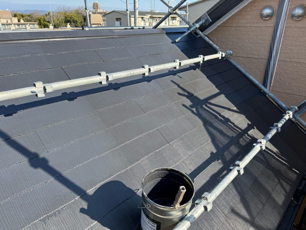 屋根 上塗り途中