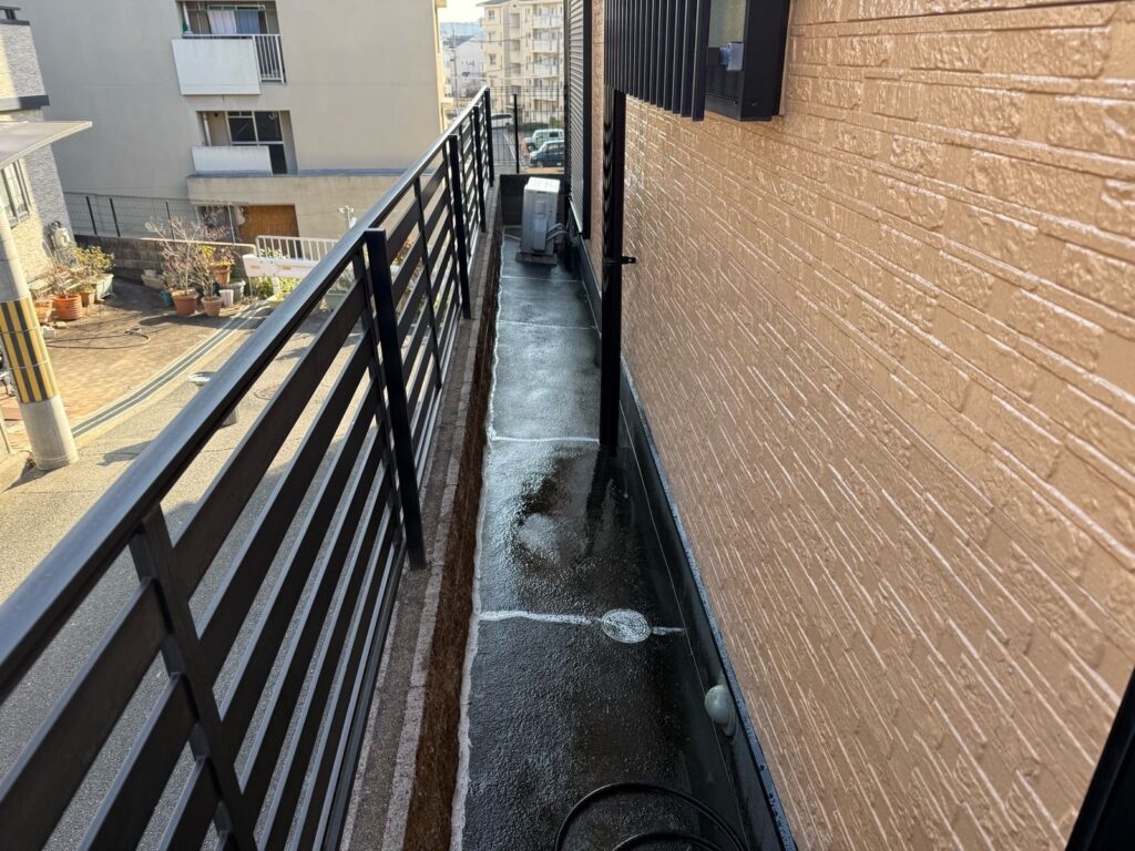 土間 高圧洗浄途中