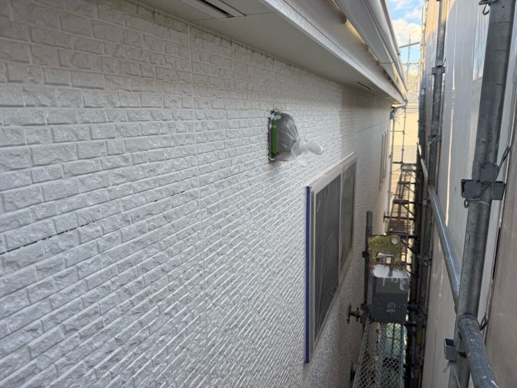 外壁　下塗り途中
