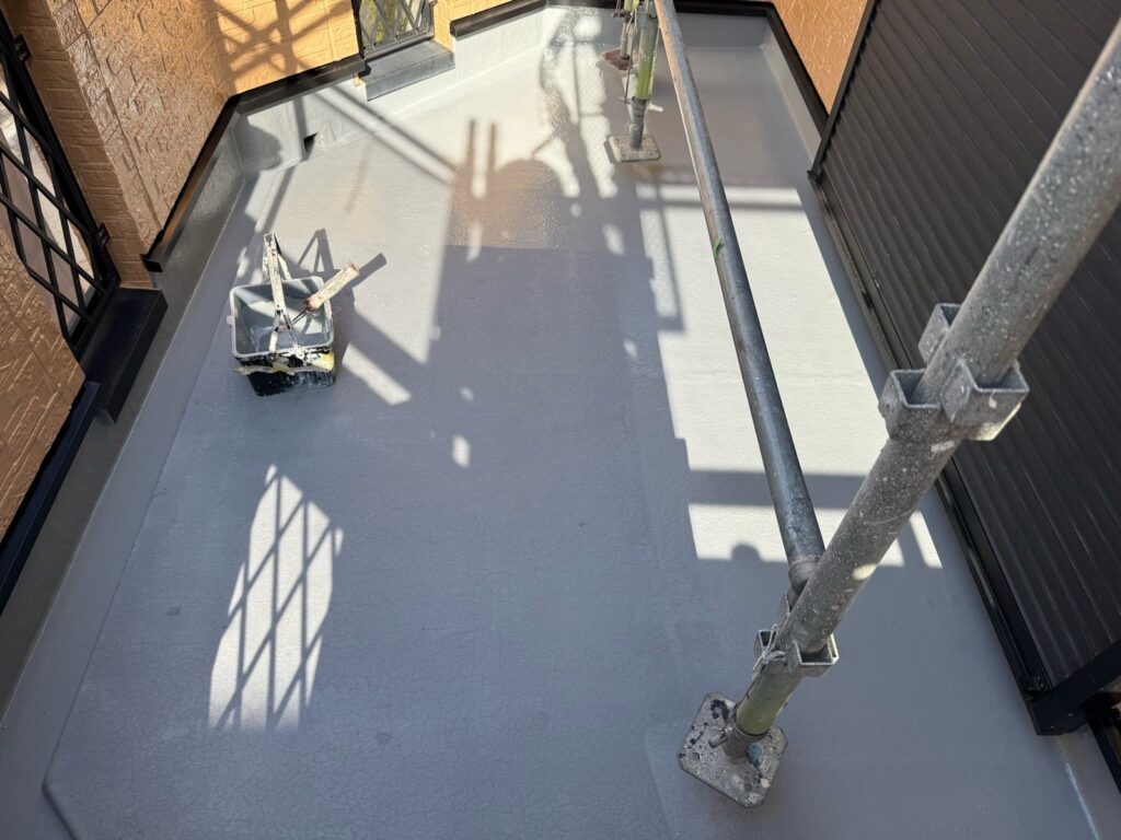 バルコニー 下塗り途中