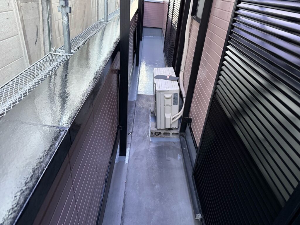 バルコニー 下塗り途中