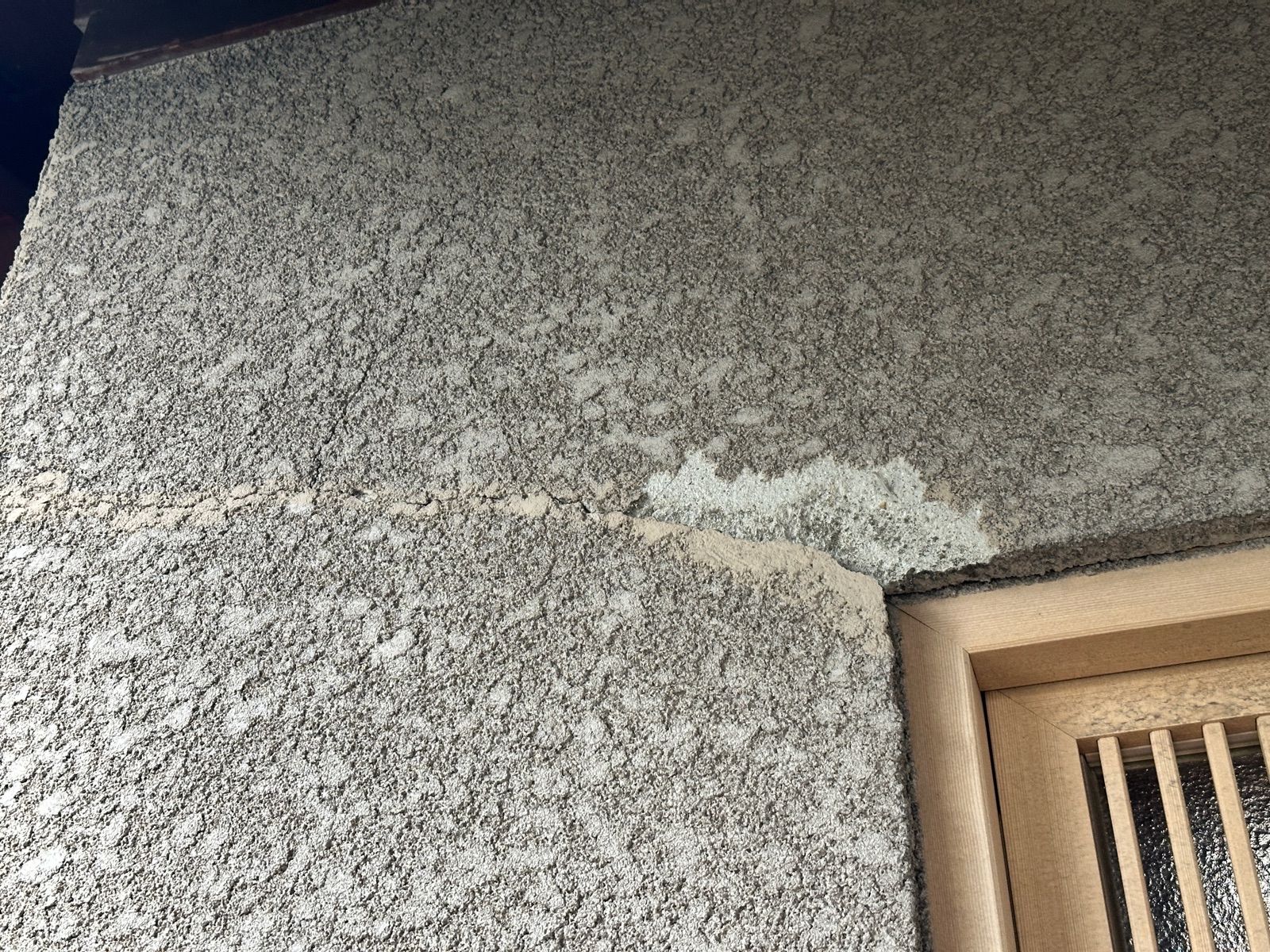 外壁のひび割れ