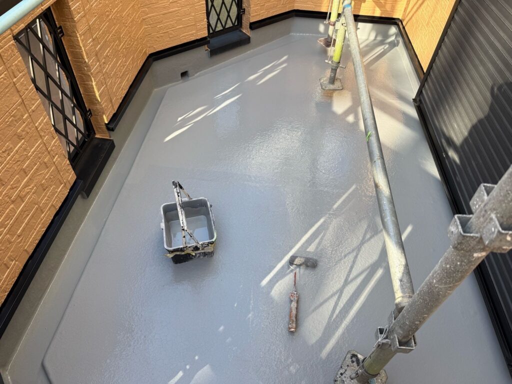 バルコニー 上塗り途中