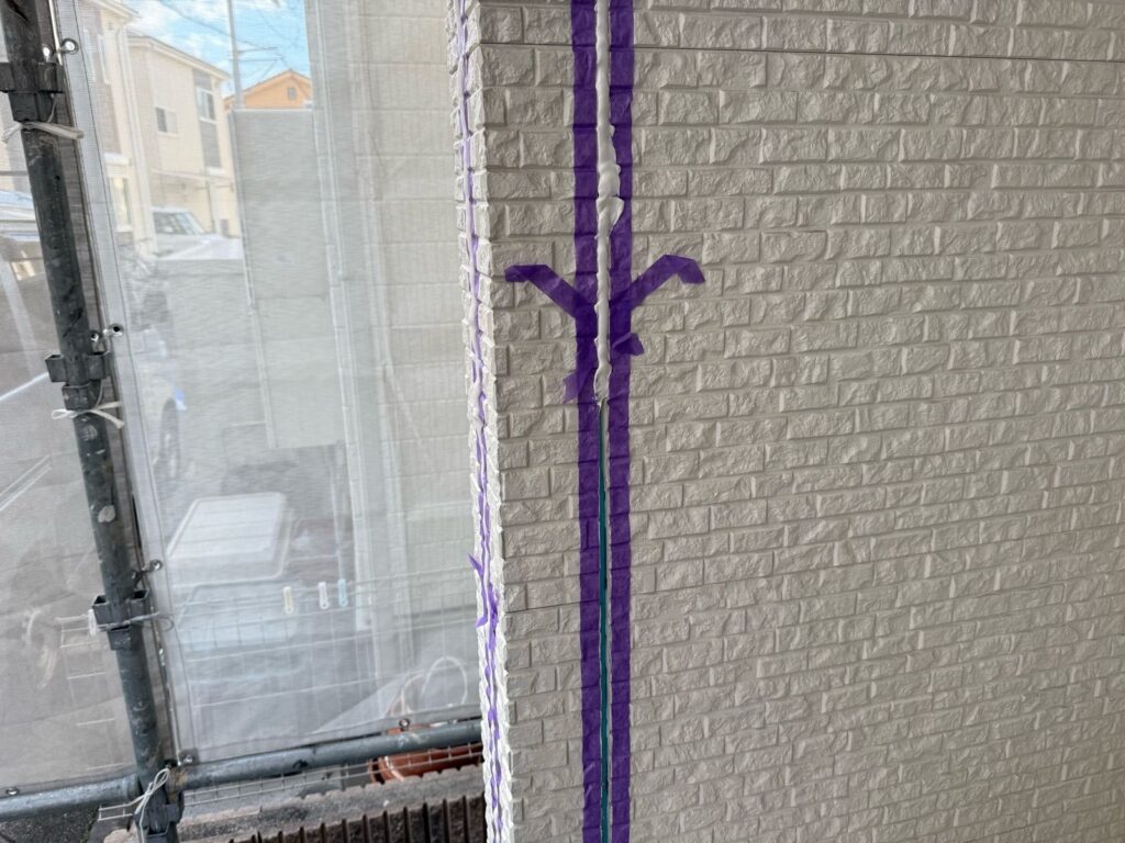 外壁　シール施工途中