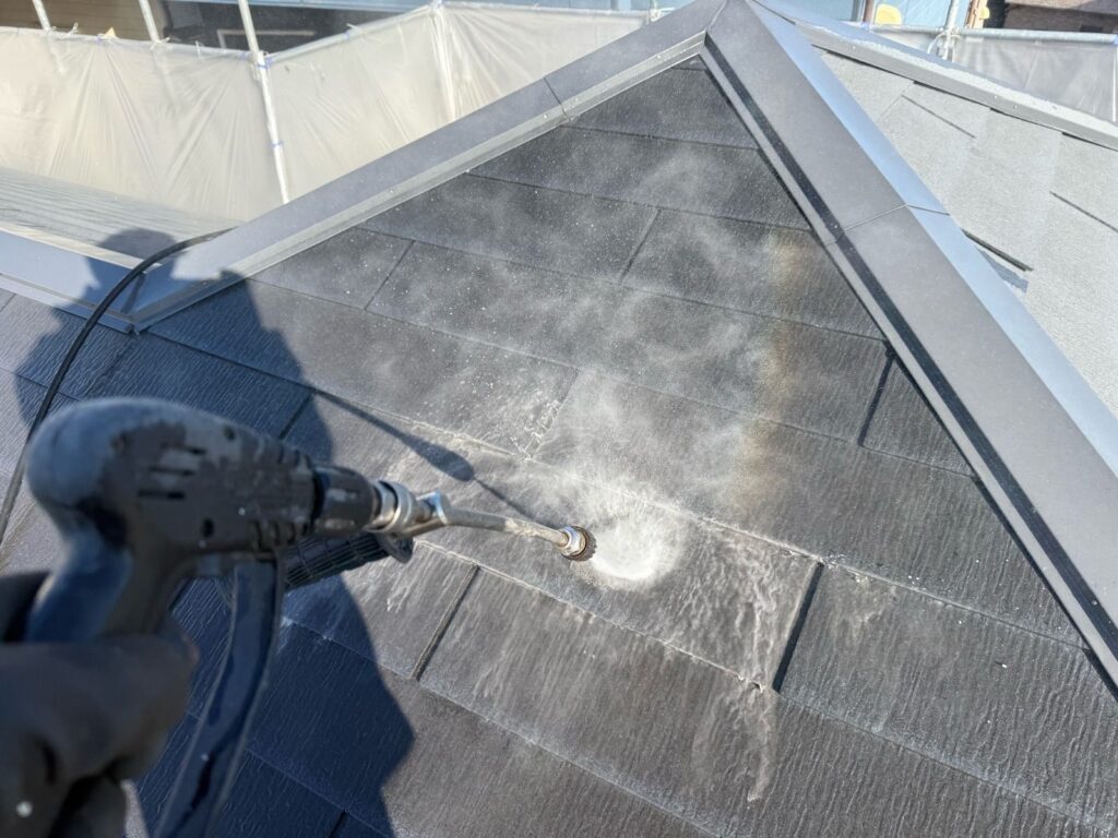 屋根　高圧洗浄手元