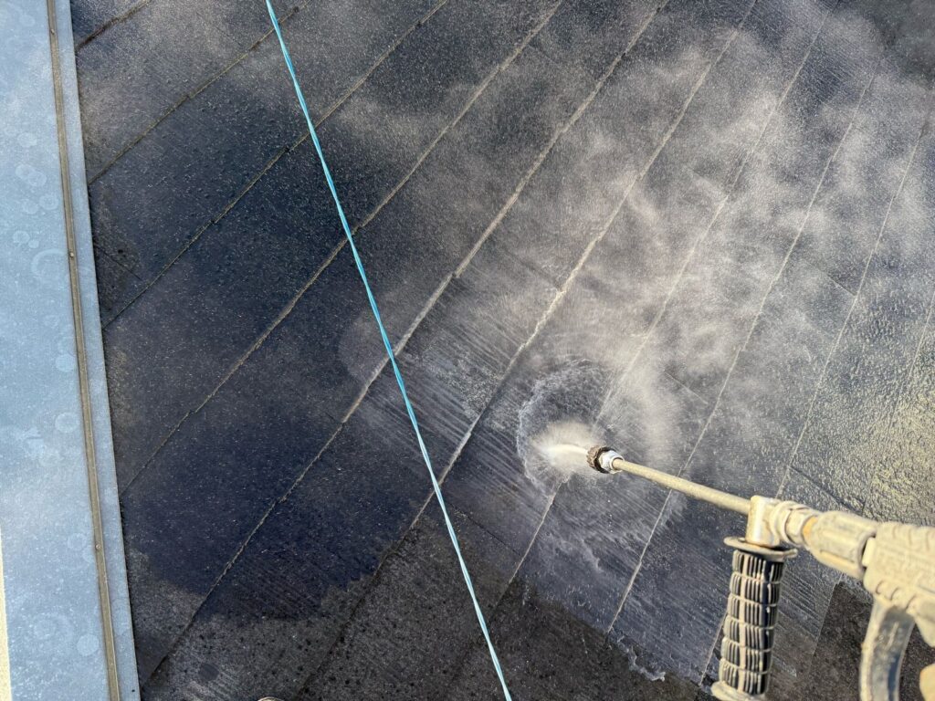 屋根 高圧洗浄手元