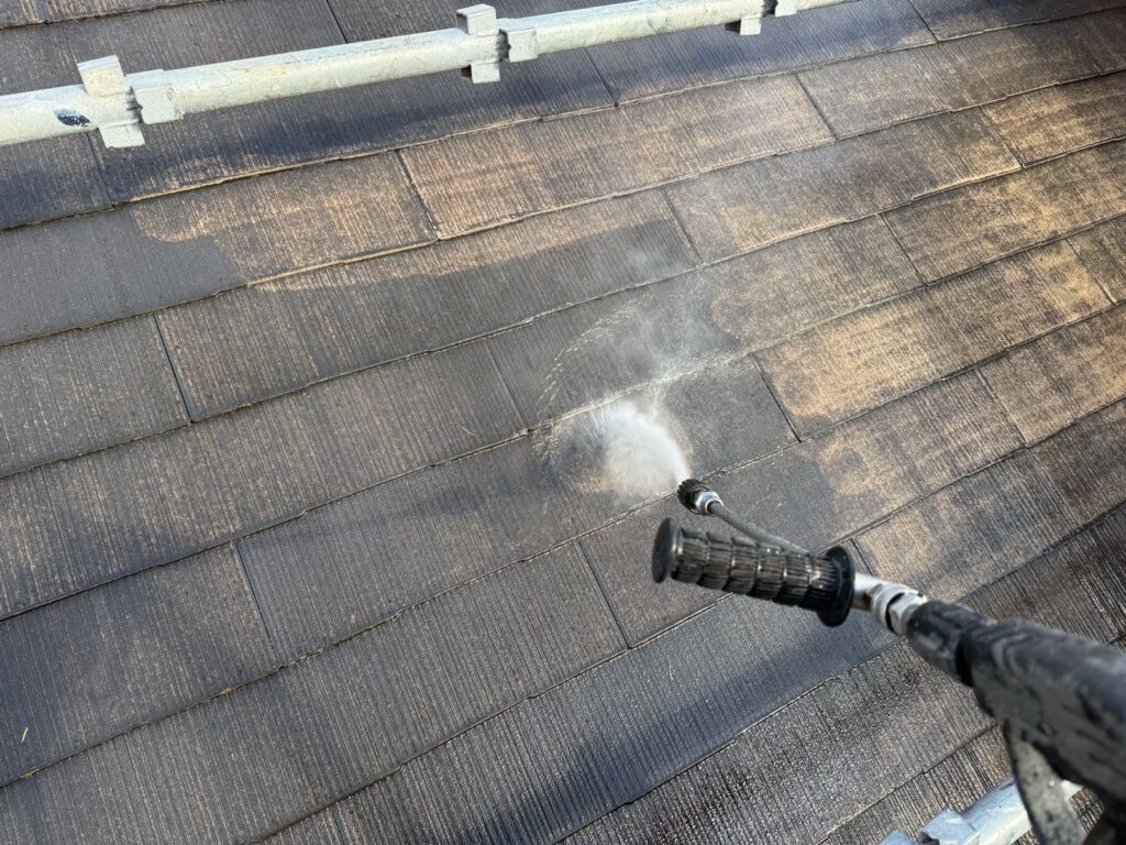屋根 高圧洗浄手元