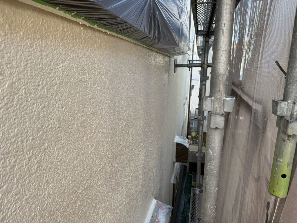 外壁　上塗り途中