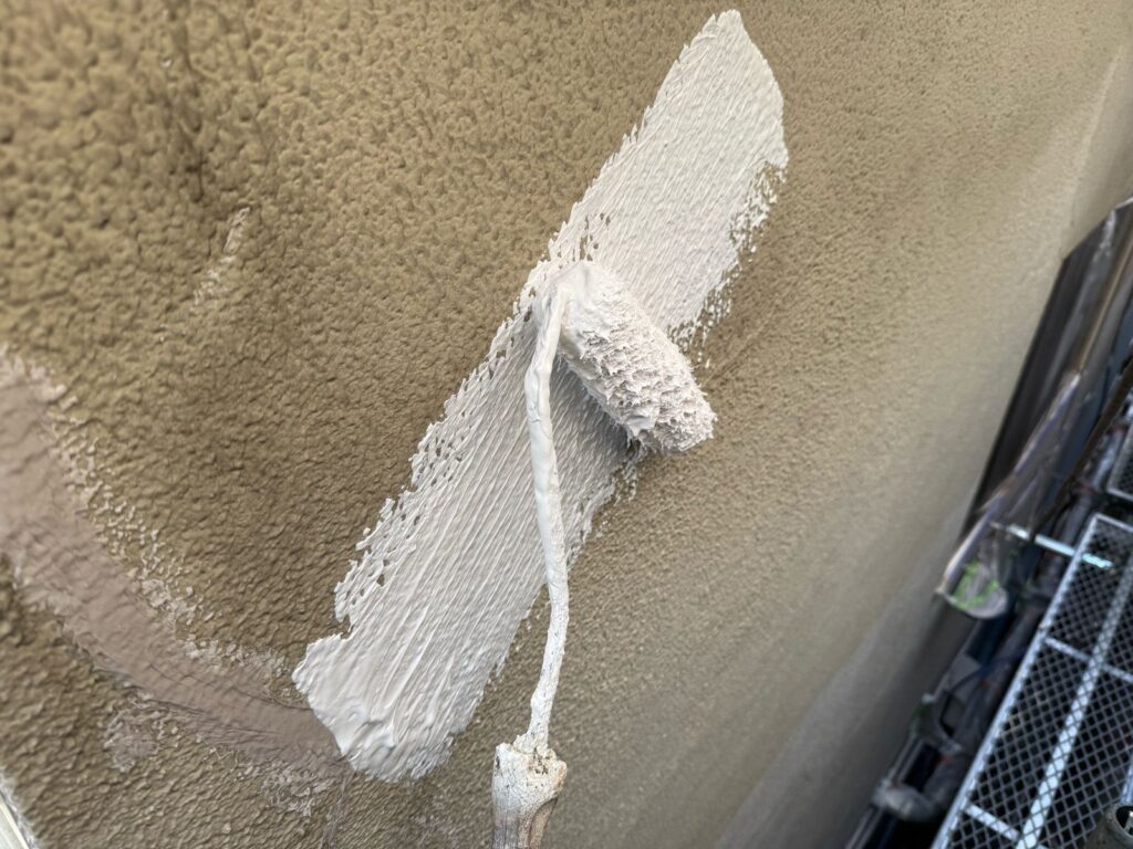 外壁　下塗り手元