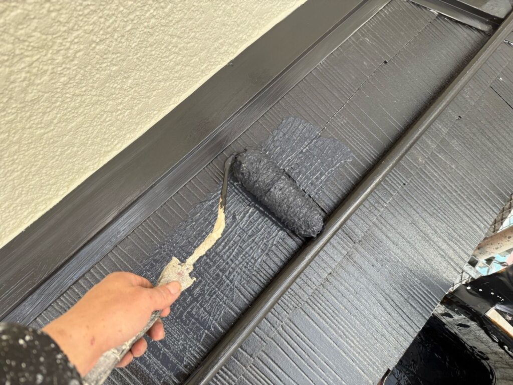 屋根　上塗り手元