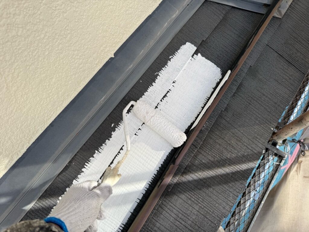 屋根　下塗り手元