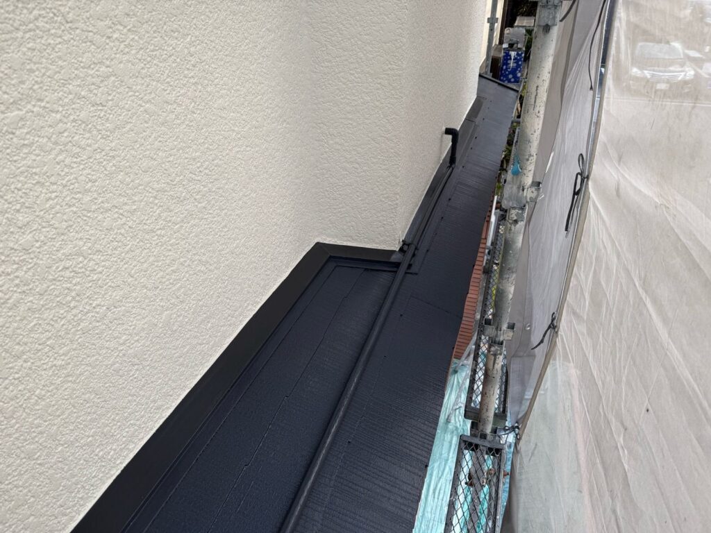 屋根　上塗り途中