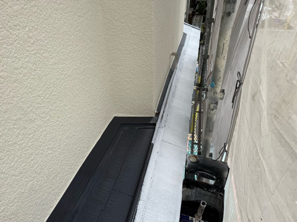 屋根　中塗り手元