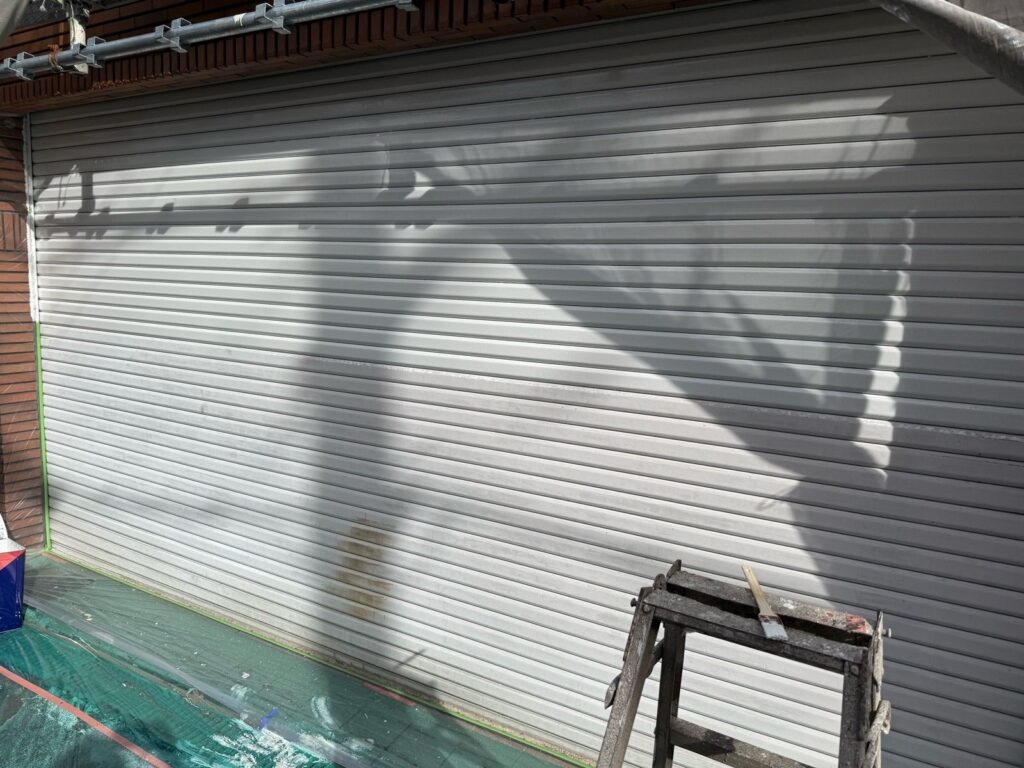 鉄部　シャッター塗装中
