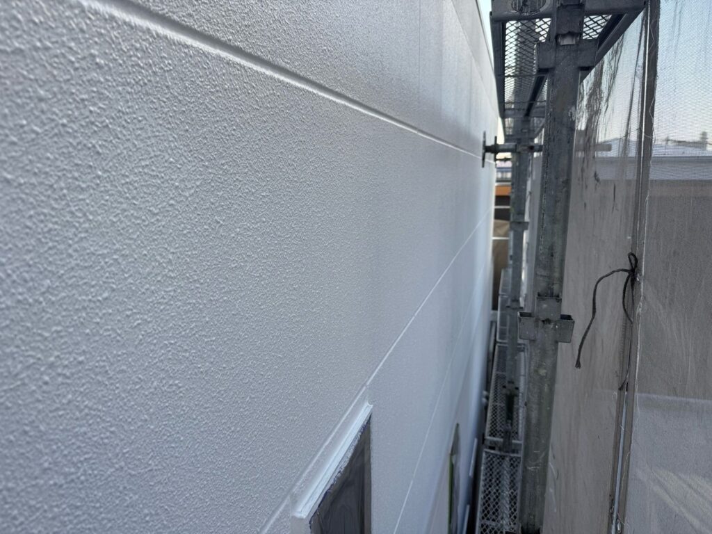 外壁　上塗り途中