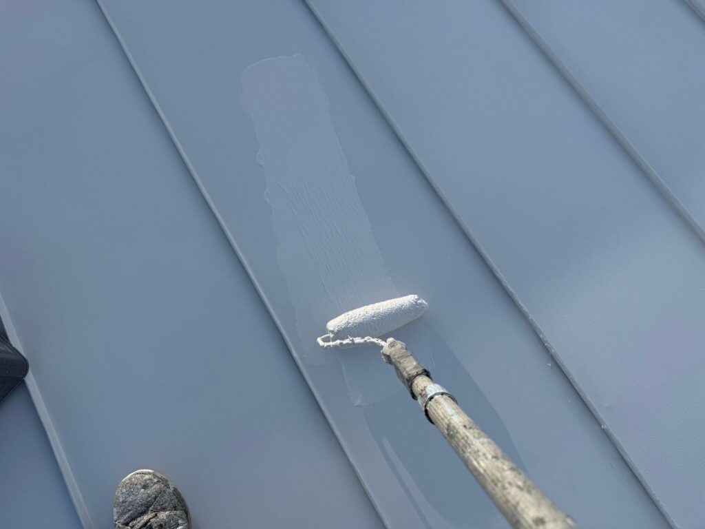 屋根 上塗り手元