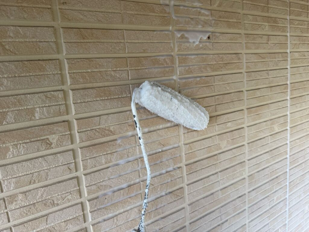 外壁　下塗り手元