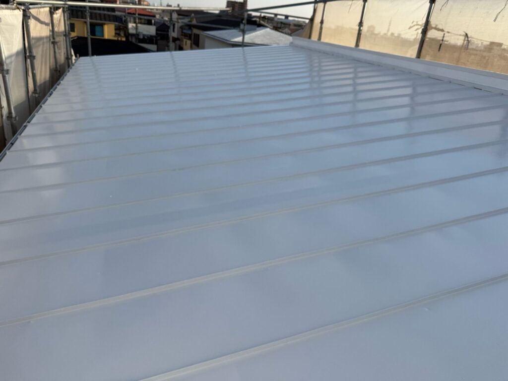 屋根 上塗り途中