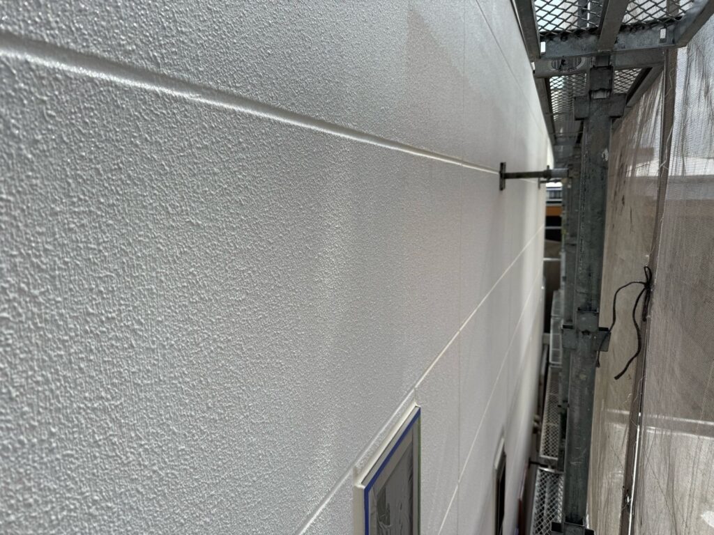 外壁　下塗り途中
