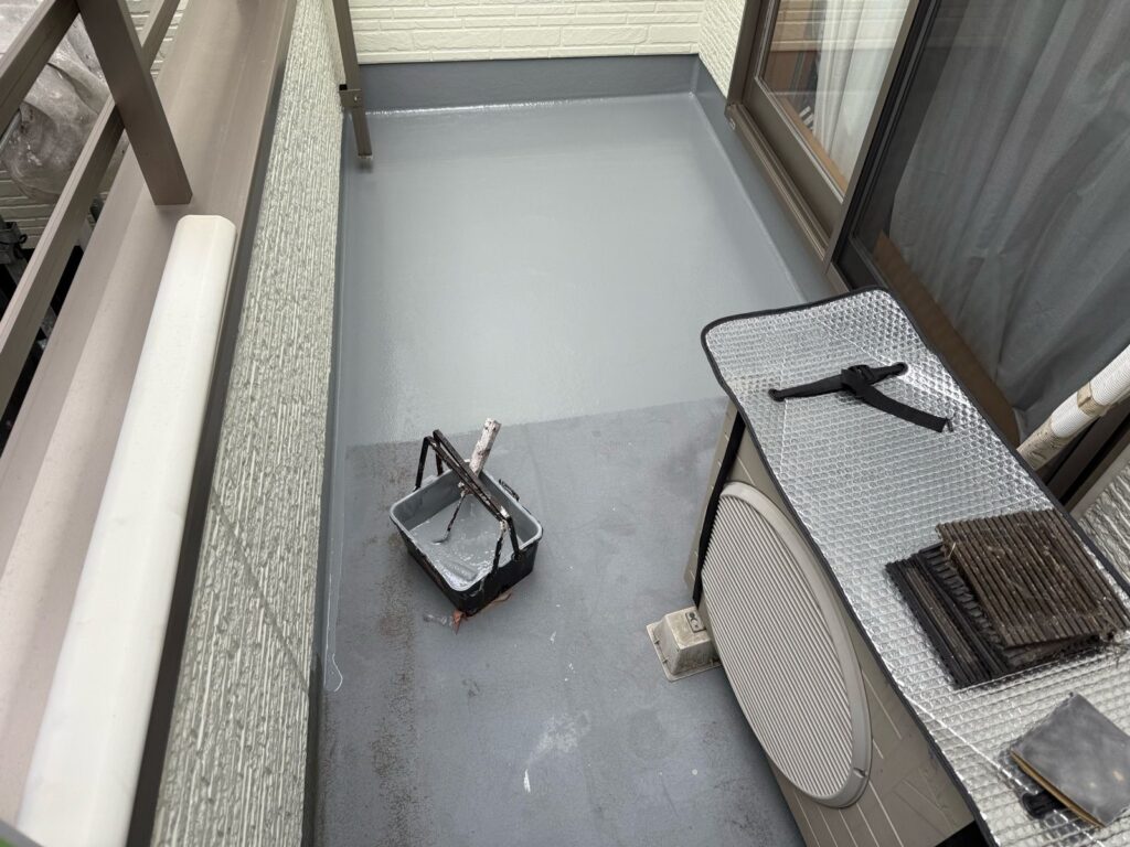 バルコニー　下塗り途中