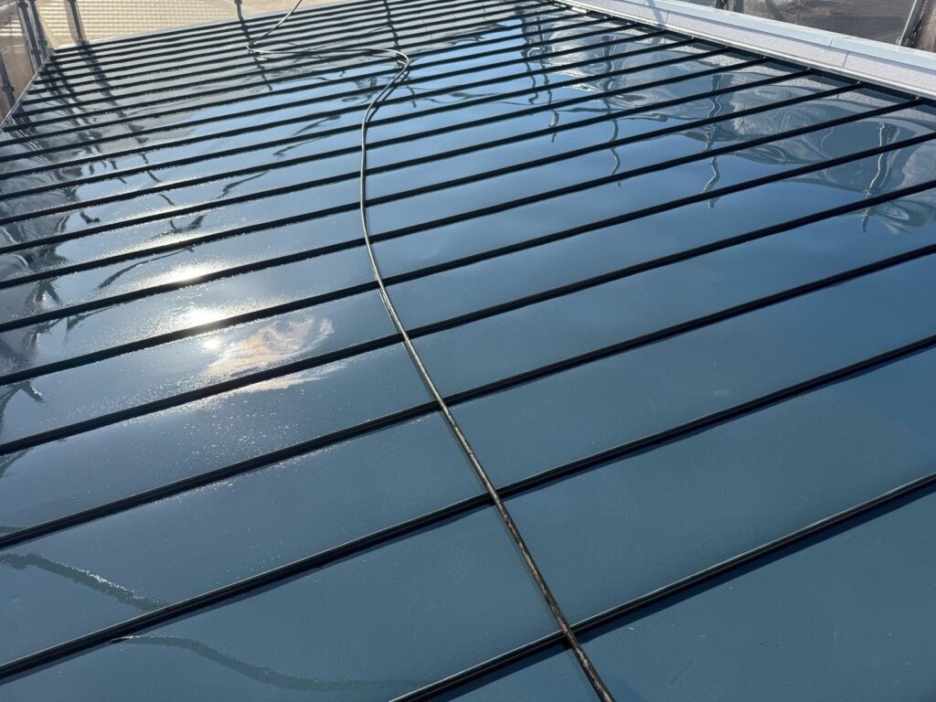 屋根　高圧洗浄途中