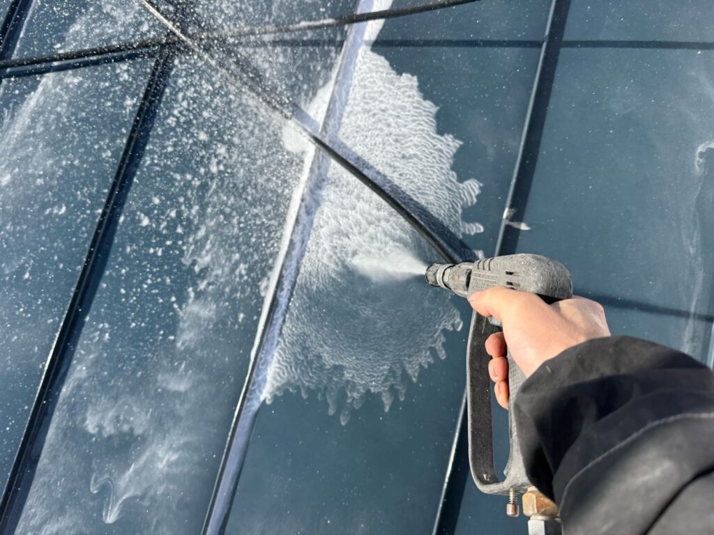 屋根　高圧洗浄手元