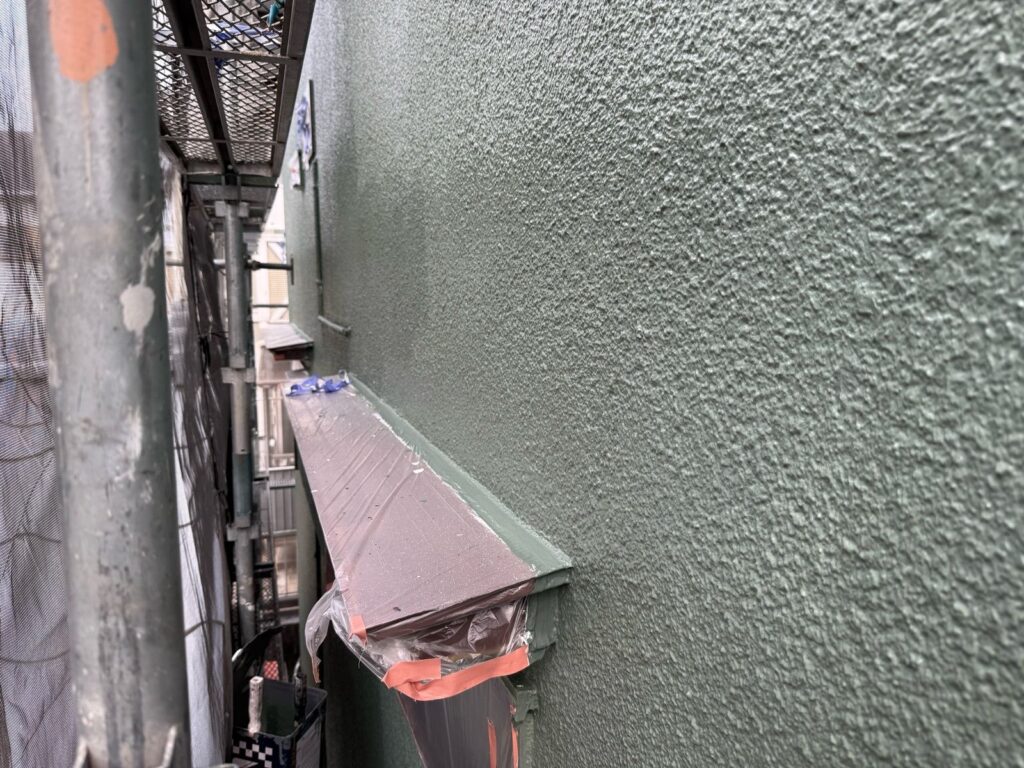 外壁　上塗り途中