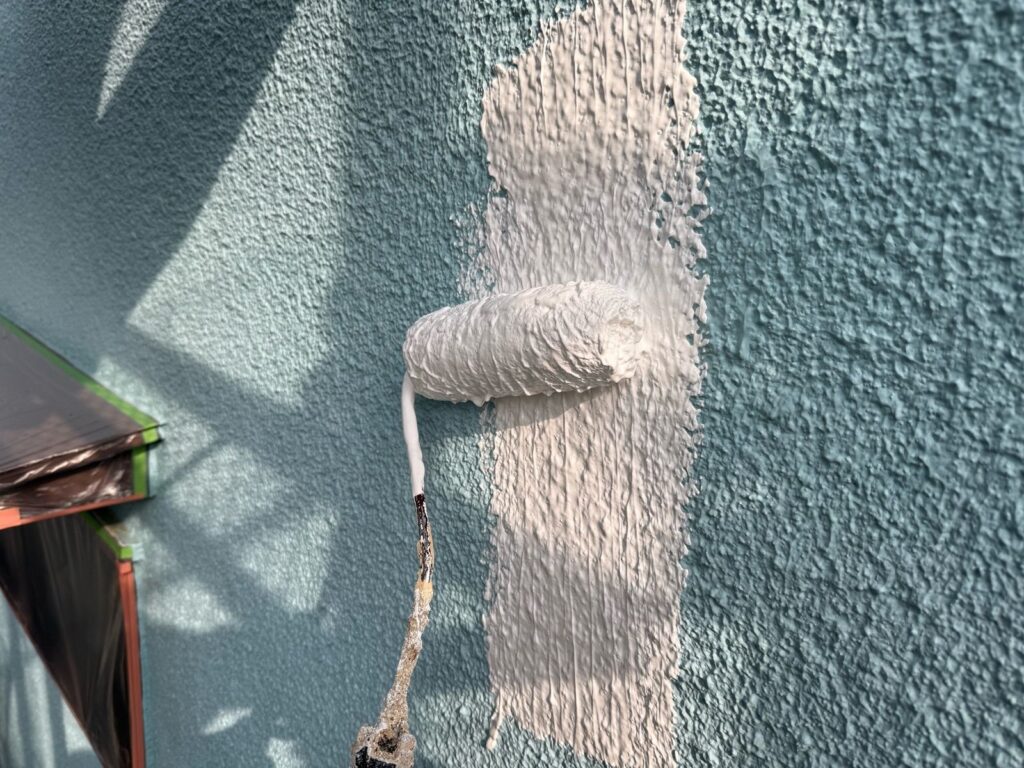 外壁　下塗り手元
