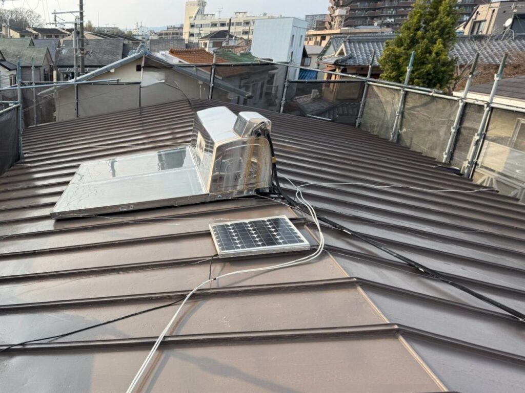 屋根　上塗り途中